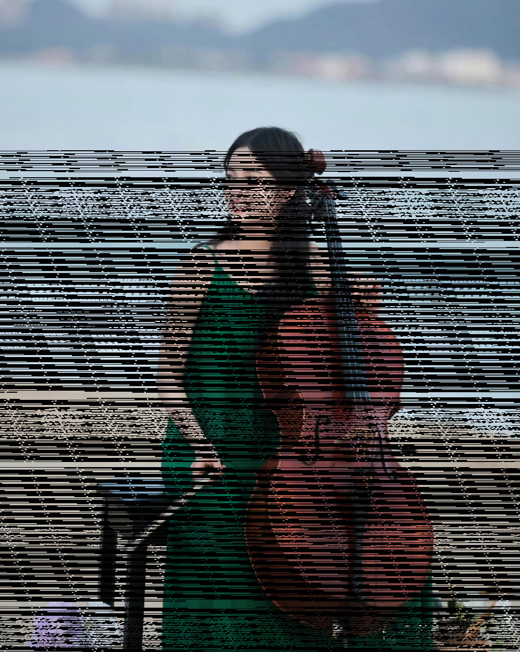 欧阳娜娜这应该是头一回光着脚丫拉大提琴吧