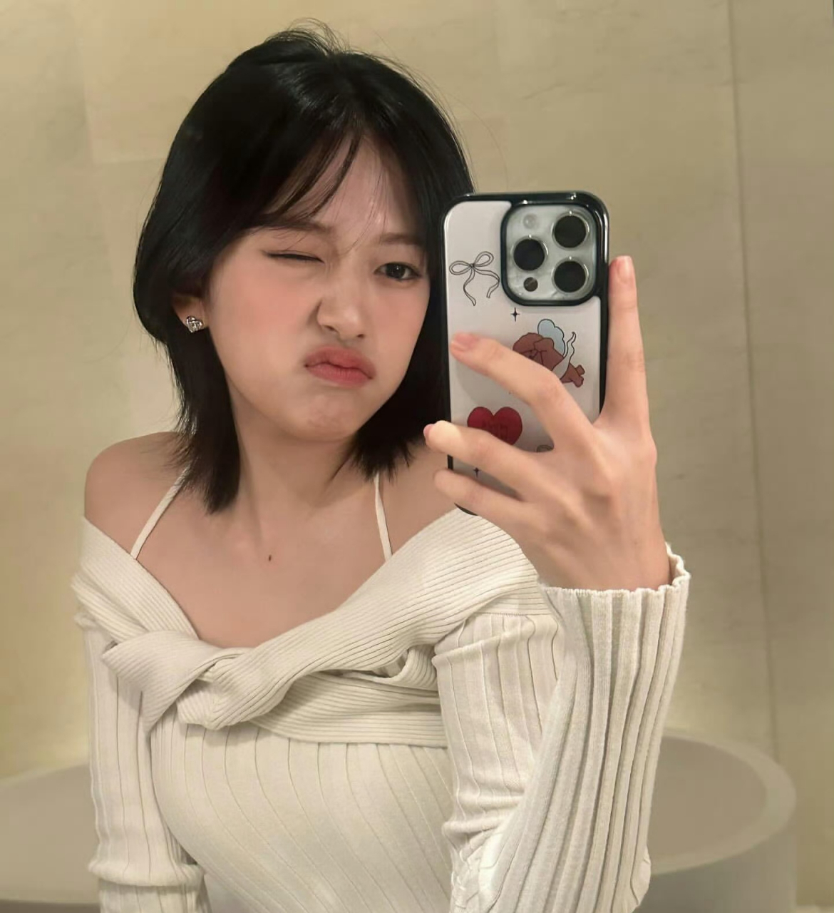 短发安宥真太可爱了,像调皮的小狗狗