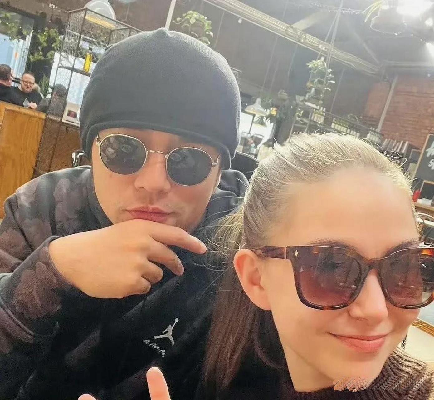 周杰伦带老婆孩子去度假,两口子合影戴墨镜特别有范儿