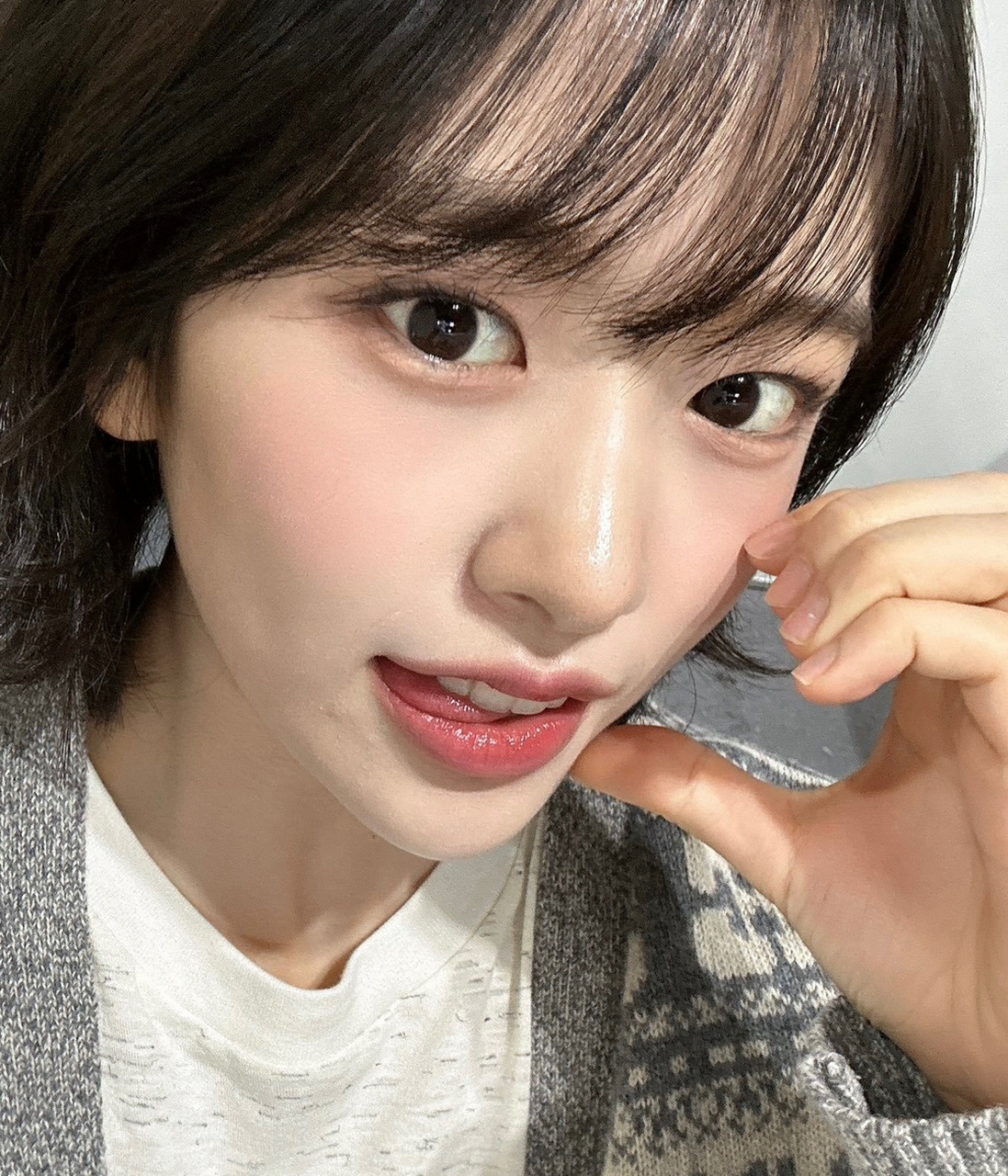 短发安宥真太可爱了,像调皮的小狗狗