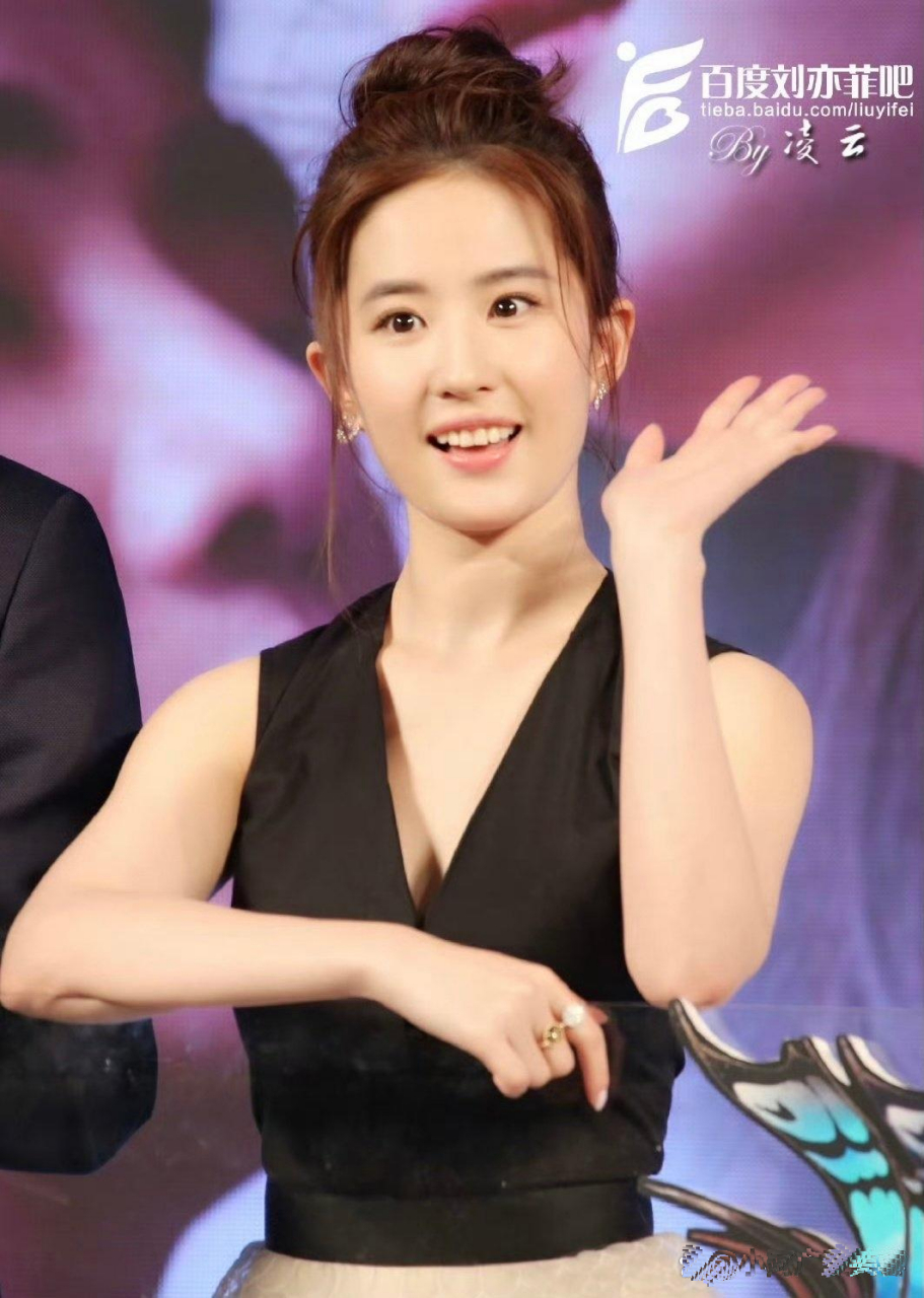 2016年,刘亦菲亮相电影《夜孔雀》的北京首映礼