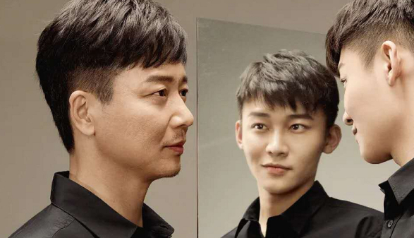 张嘉译断崖式变老满头白发,反观同龄的刘奕君打高尔夫一身肌肉