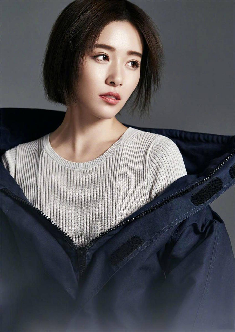 阚清子穿得简单却很有艺术范儿