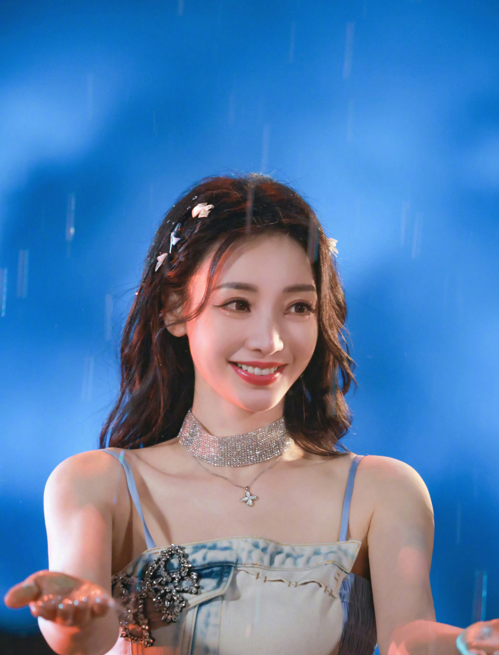 柳岩舞台惊艳全场 ?天呐!这把伞下的女神太美了吧!