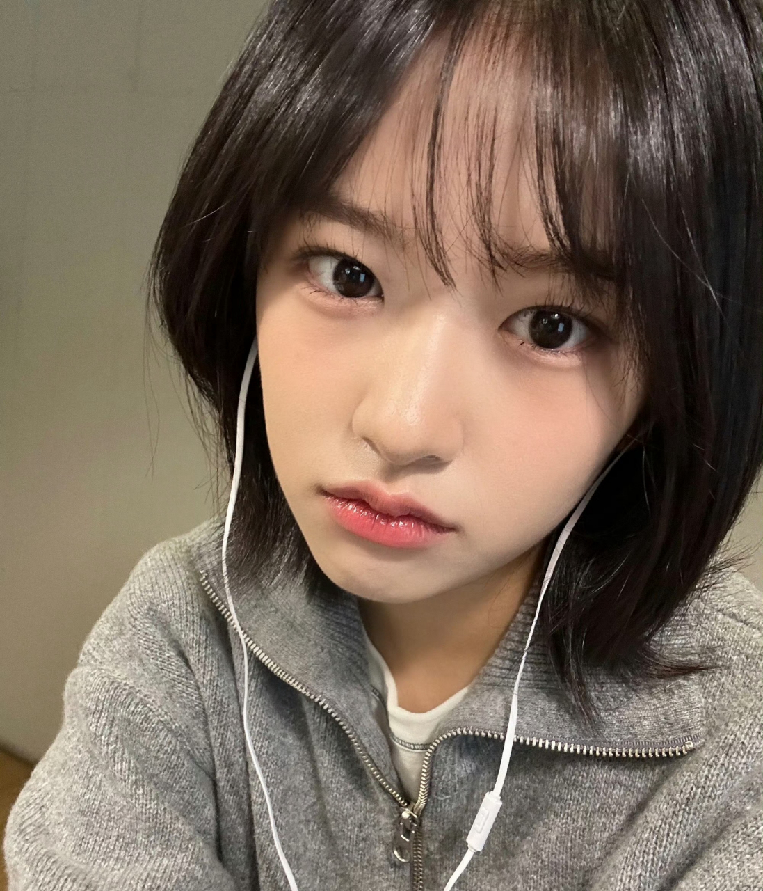 短发安宥真太可爱了,像调皮的小狗狗