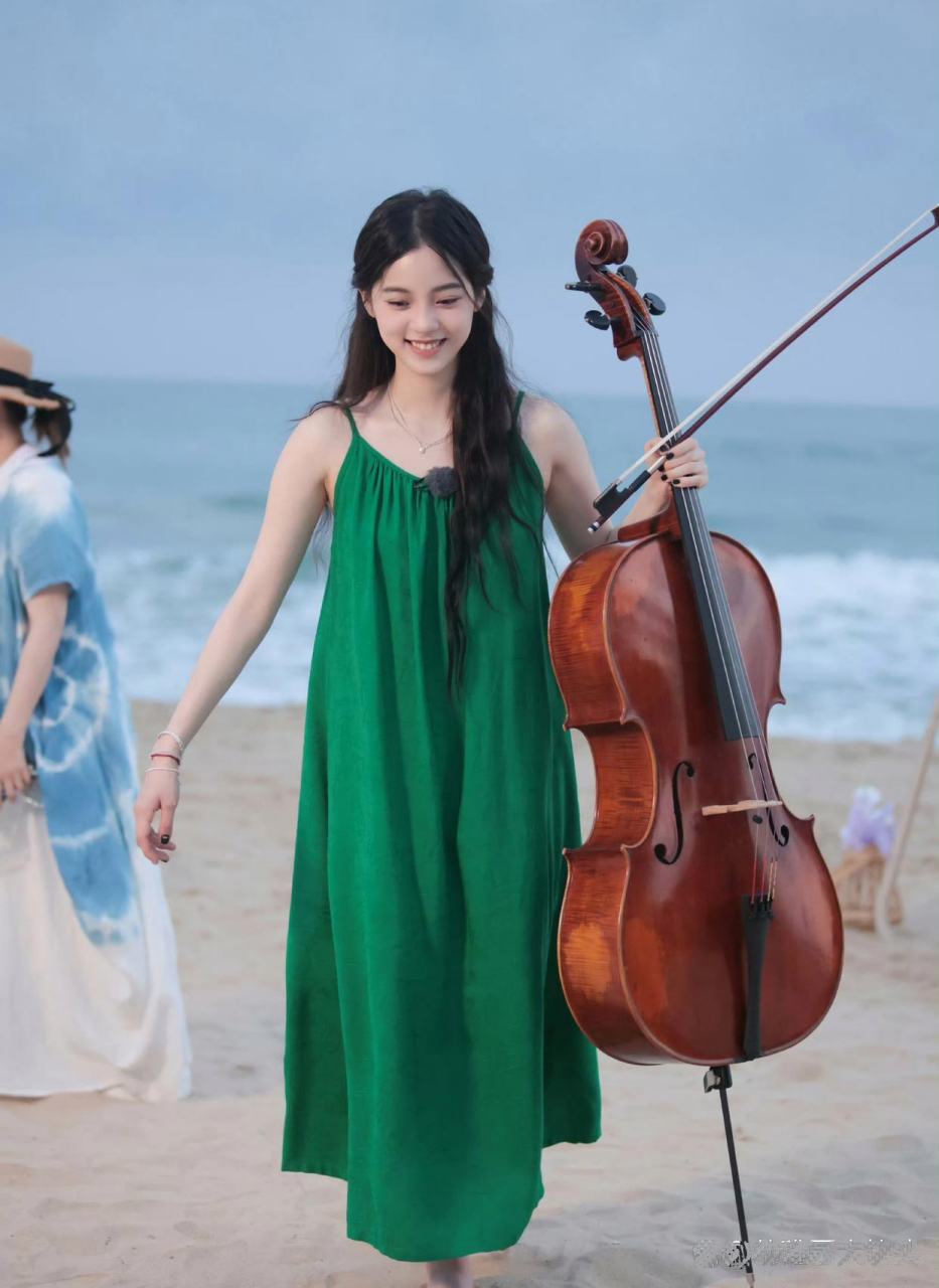 欧阳娜娜这应该是头一回光着脚丫拉大提琴吧