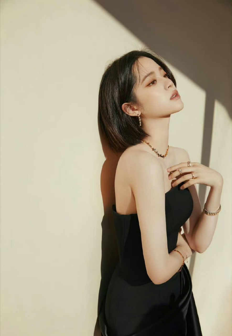 欧阳娜娜,黑色抹胸裙,短发更迷人!