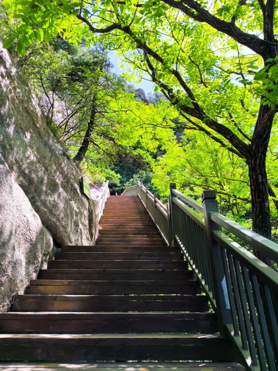 鸡峰山是宝鸡天台山国家级风景名胜区三大景区之一,也是国家3a级旅游