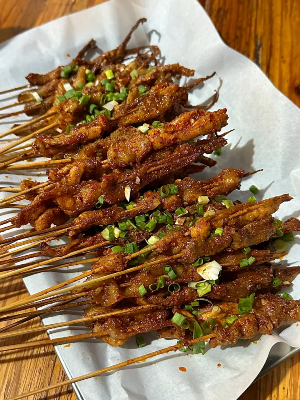 湖南长沙,一32多岁的男子在烧烤摊吃烧烤,点了150多串烤肉,喝了1瓶