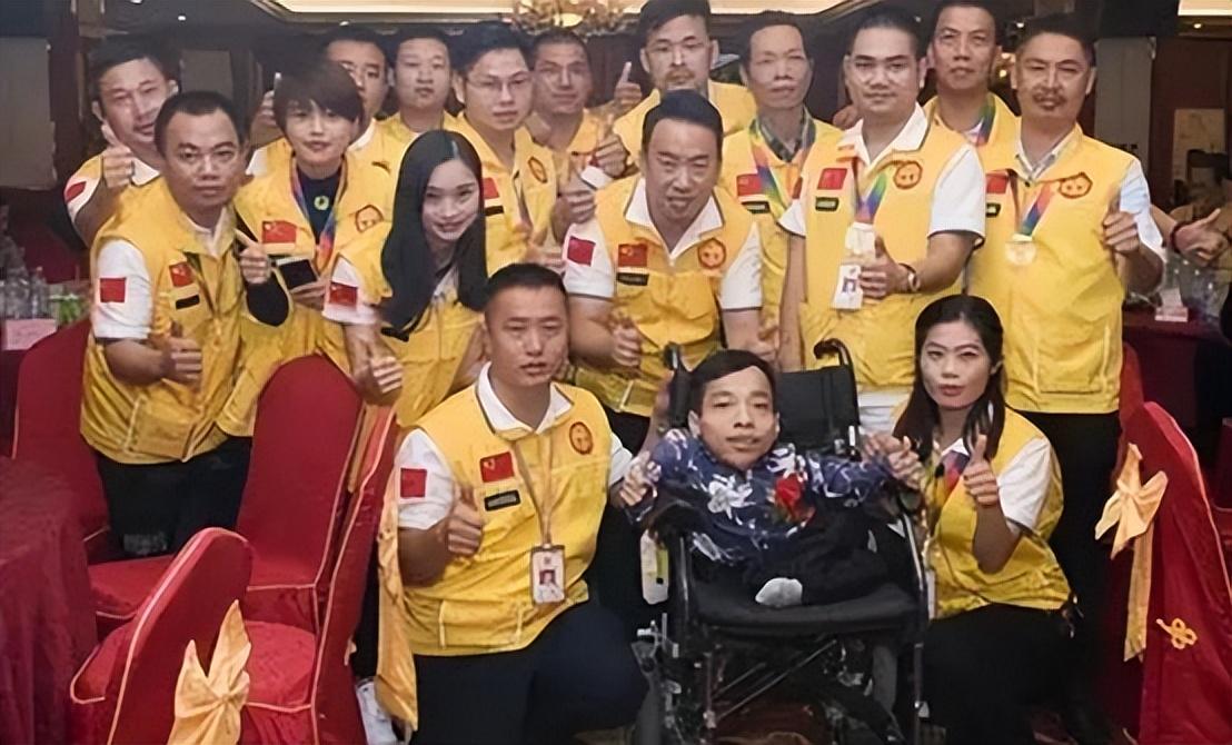 纪实:"轮椅总裁"李创利,身高不到1米,赚3亿后娶1米7女秘书为妻