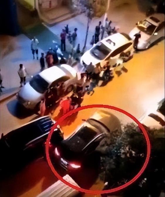 19年"醉驾玛莎拉蒂"致2死案宣判,主犯痛苦下跪道歉,终