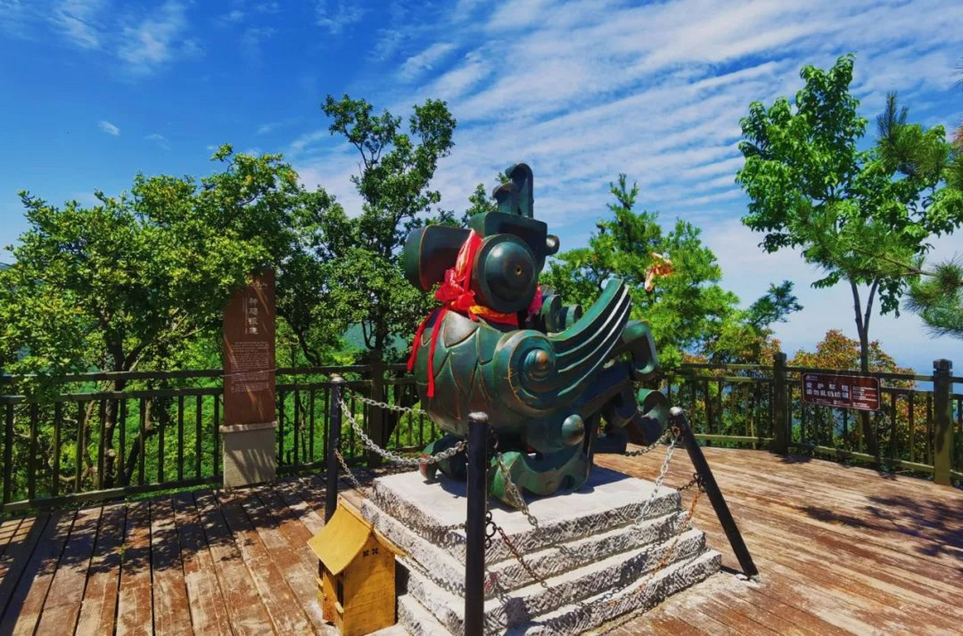 位于天台山主峰景区东北方,距离宝鸡市区15公里.