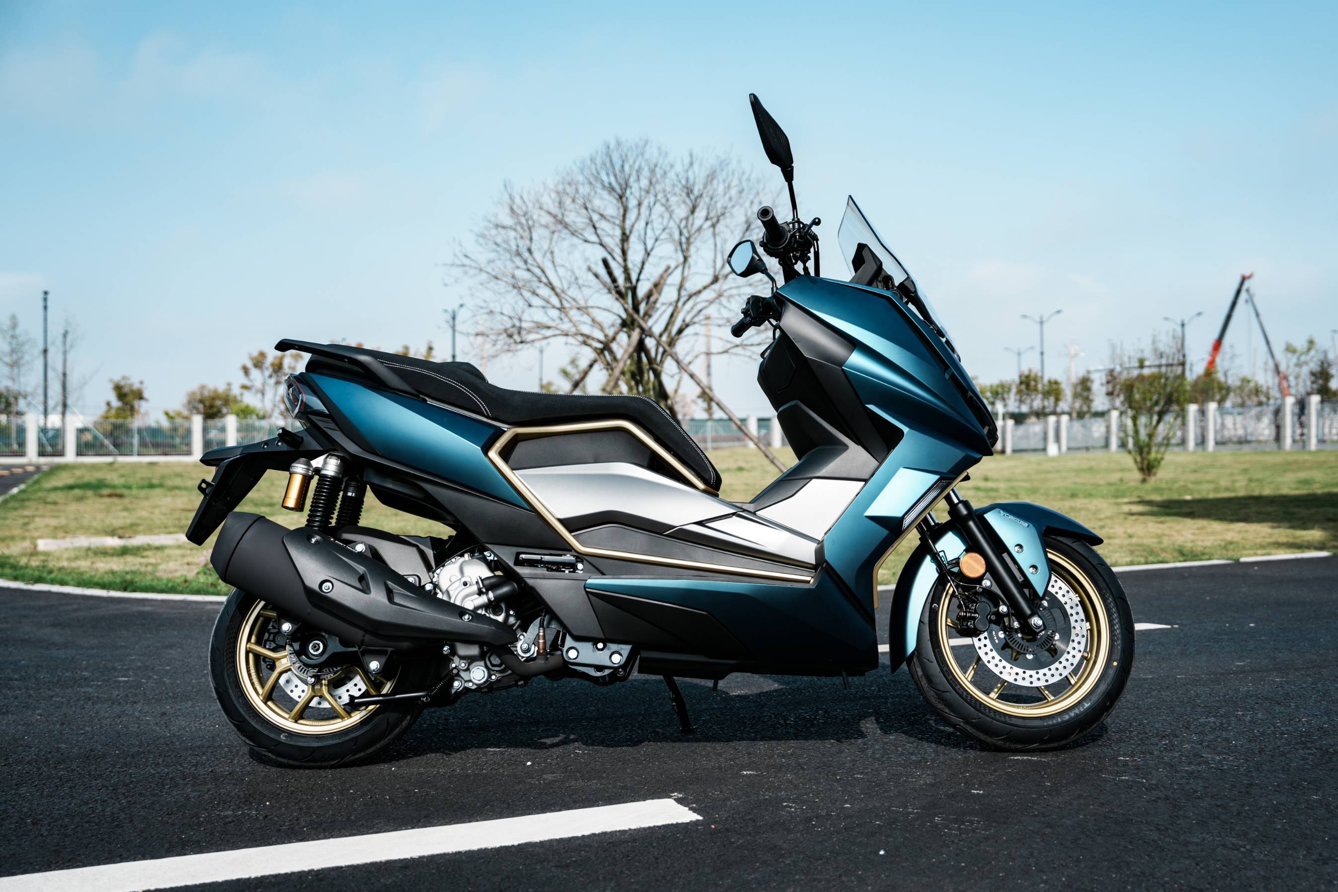 荣250摩托评测:目前价格最低的250排量踏板