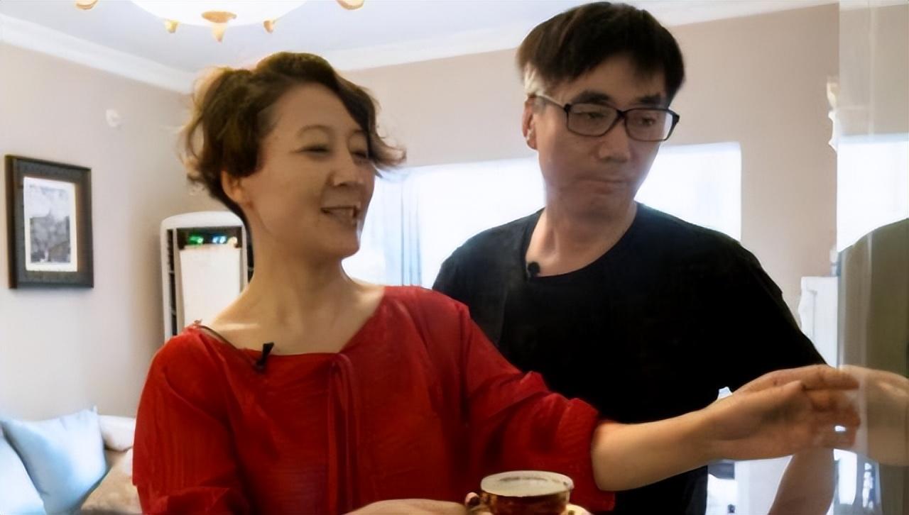 回顾老戏骨范明:把二婚妻子当成宝,继子是他骄傲也是国家的骄傲