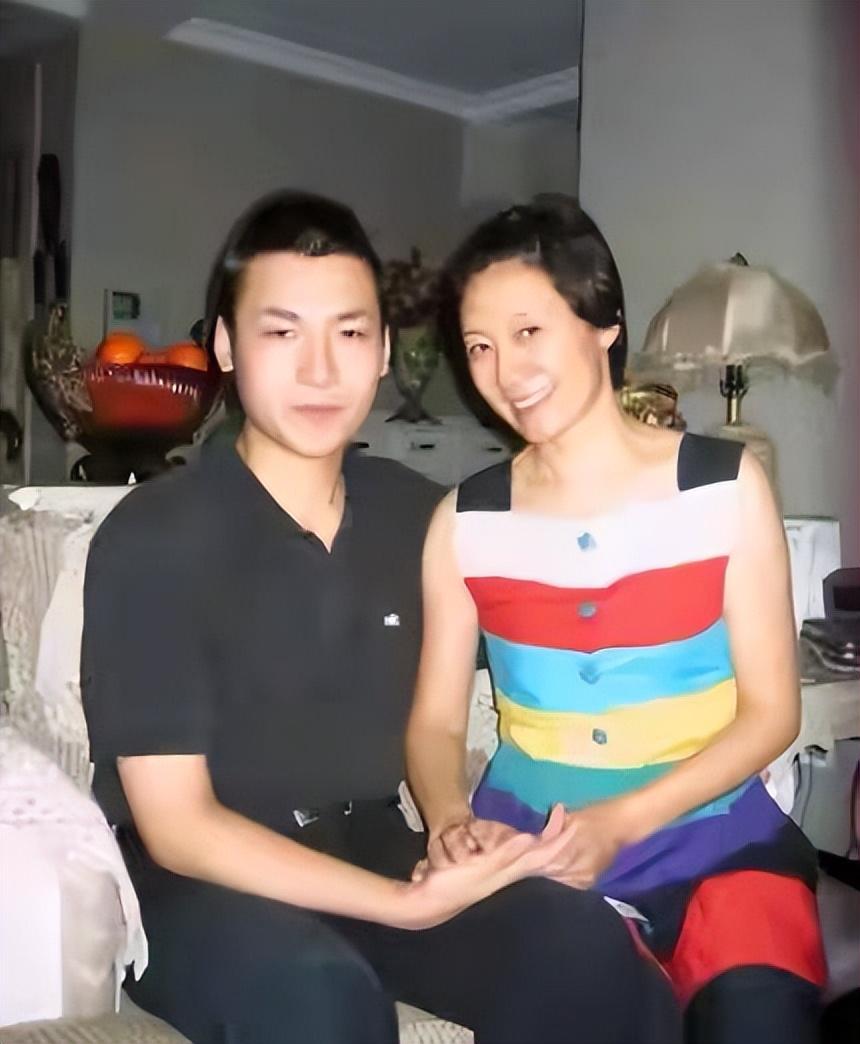 回顾老戏骨范明:把二婚妻子当成宝,继子是他骄傲也是国家的骄傲