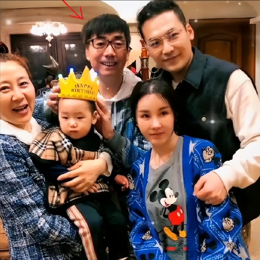 回顾老戏骨范明:把二婚妻子当成宝,继子是他骄傲也是国家的骄傲
