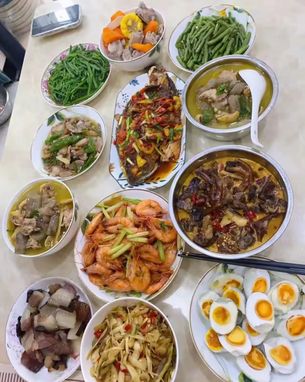 家里招待客人,给了一千元钱让二嫂采办做一桌菜,大家看看,这一桌菜