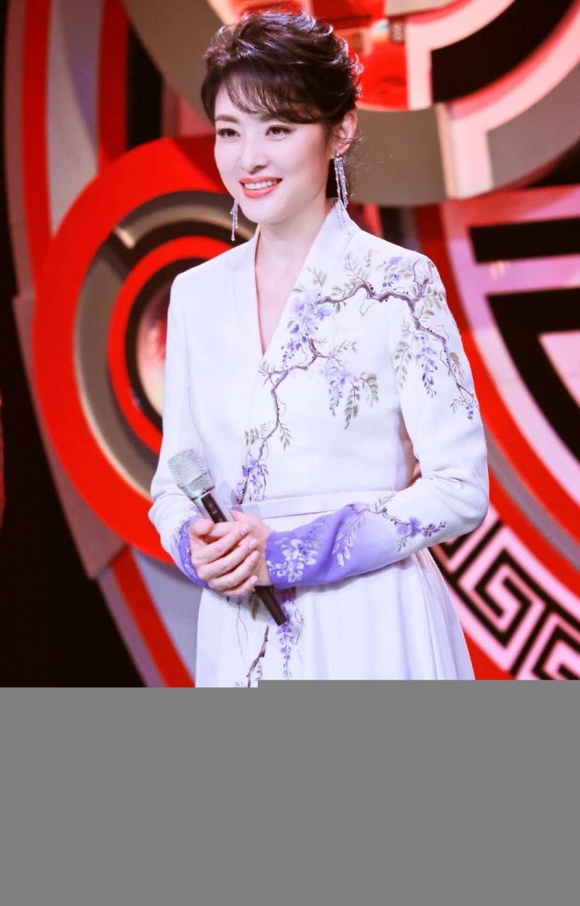 周涛穿刺绣改良版的旗袍