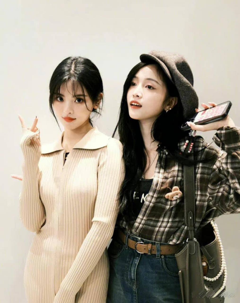 杨超越晒与吴宣仪合影