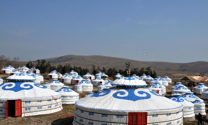 当地姑娘讲出实话. 在辽阔的草原上,蒙古包是蒙古族人民生活的象征