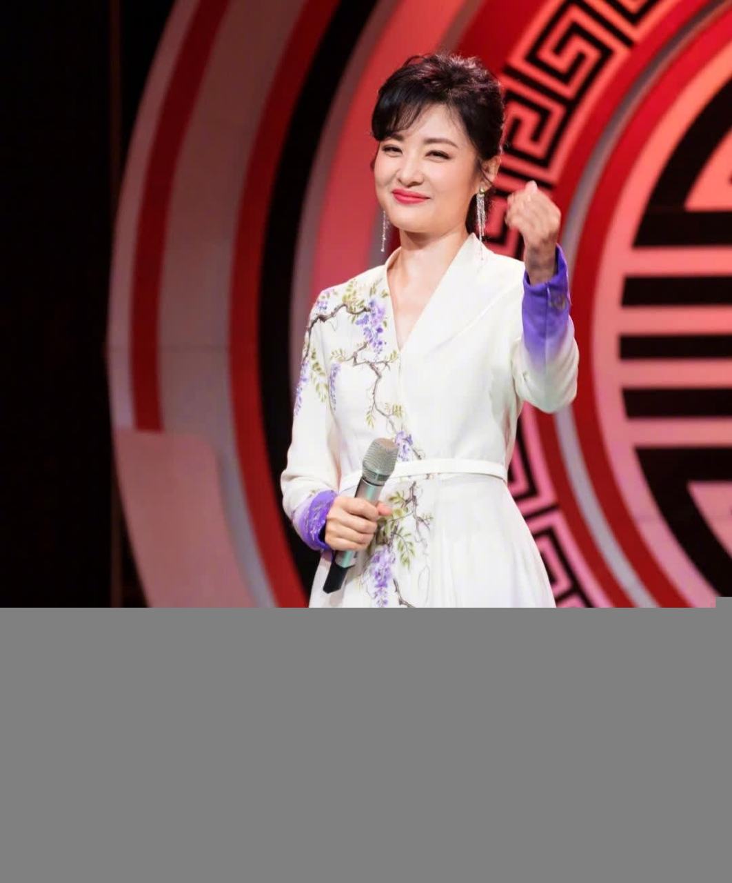 周涛穿刺绣改良版的旗袍