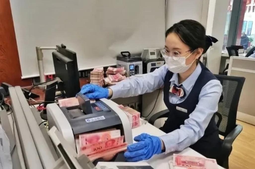 这笔钱是他和妻子张女士一年来辛苦打拼攒下的全部家当.