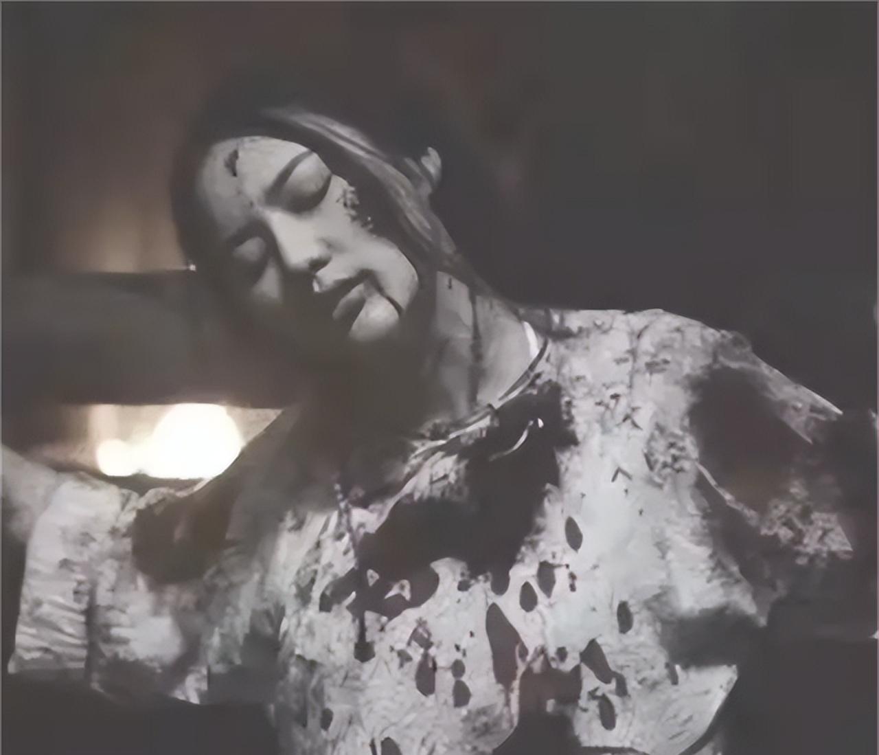 而军营中的劳工更是被折磨地奄奄一息,他们没日没夜地给日本军干着