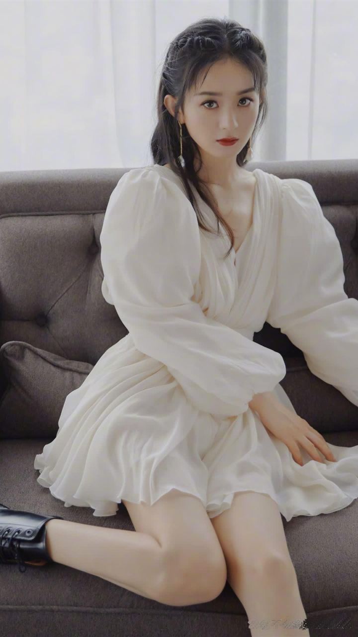 赵丽颖白色裙装露锁骨写真