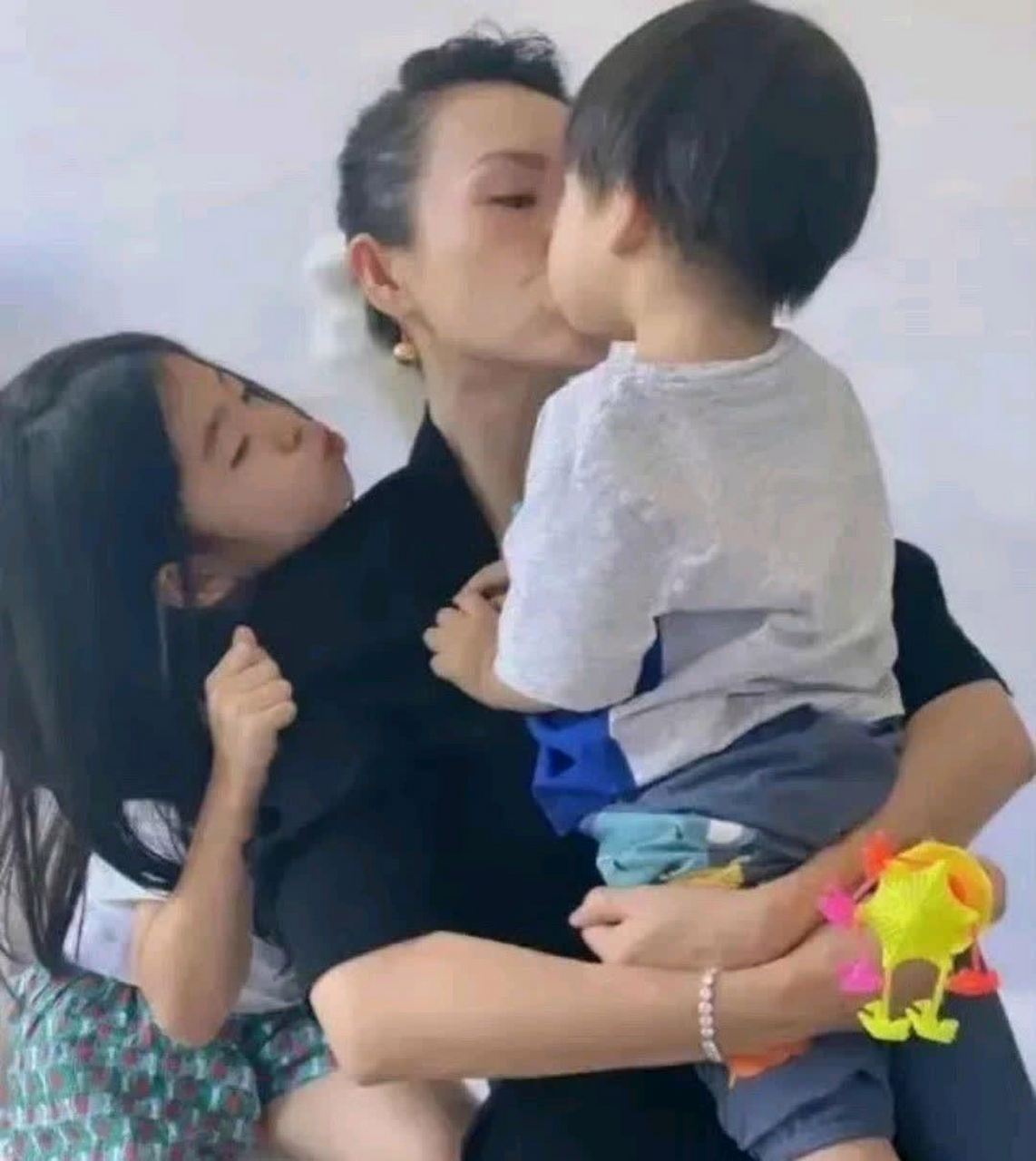 汪峰的大女儿与她的二女儿好像