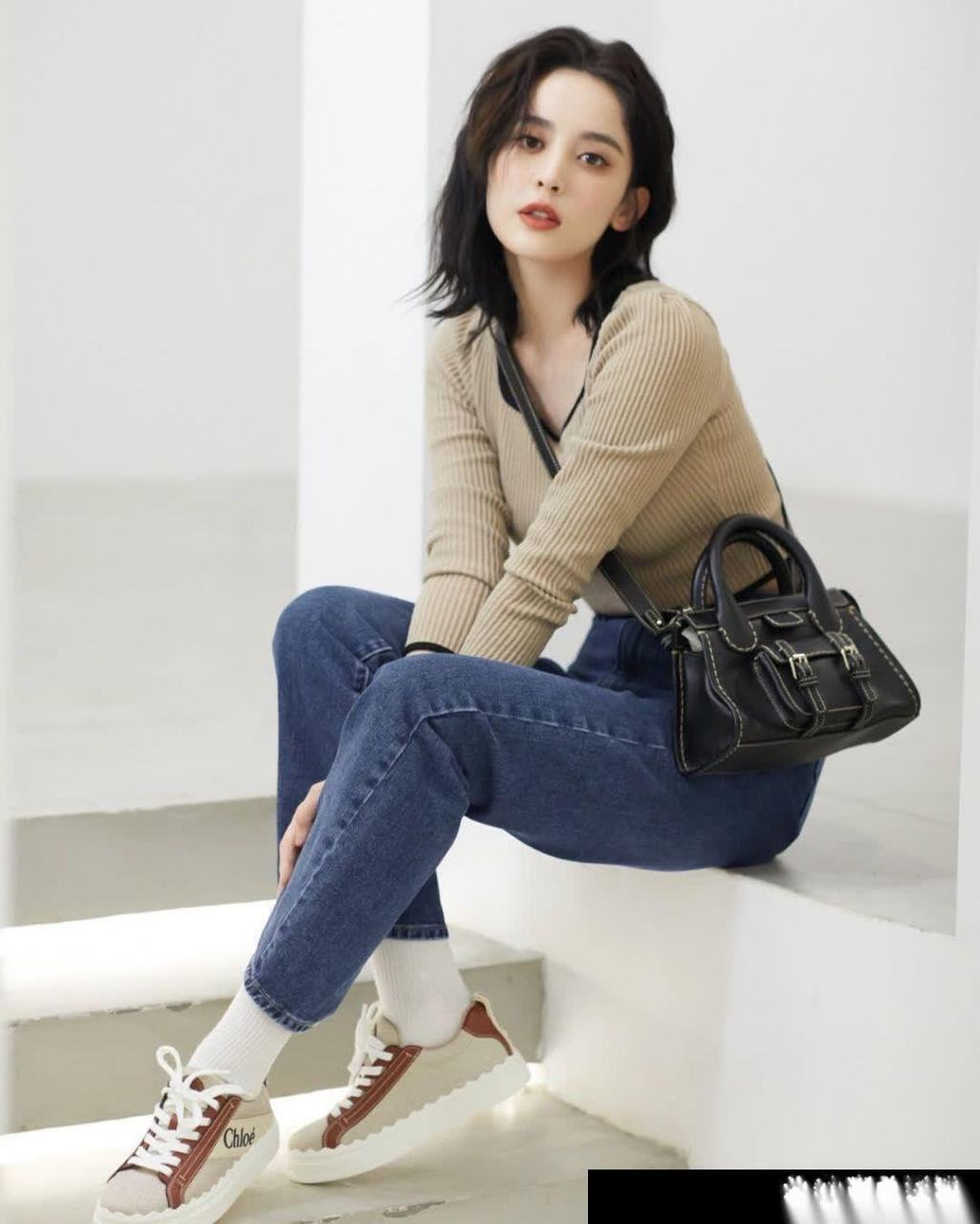 古力娜扎短发牛仔裤的造型,爱了爱了,罕见超高清照片,真是大爱了,试问