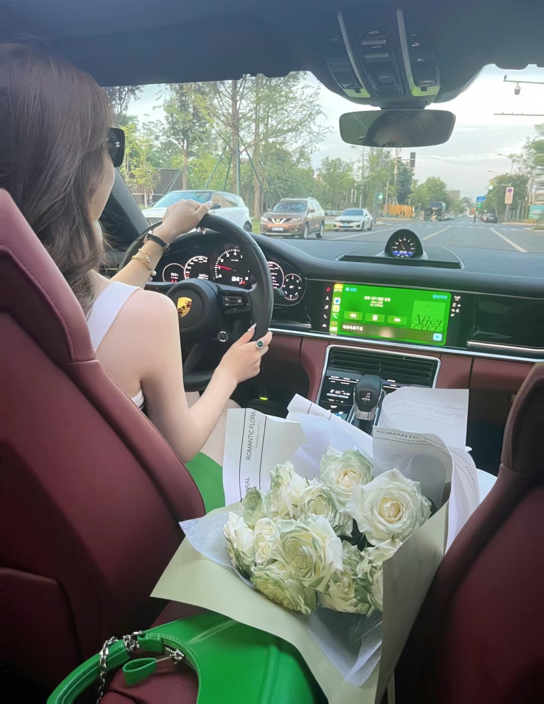 你知道开保时捷的95后小姐姐赚钱套路有多深吗?