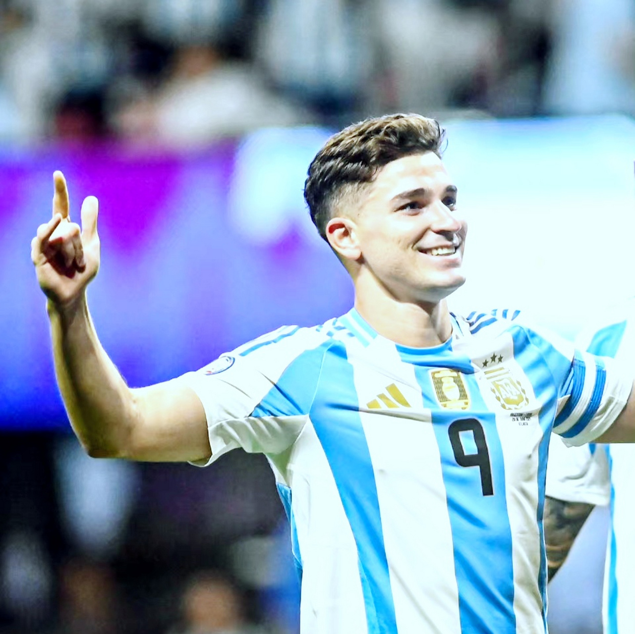 94世界最佳中后卫库蒂·罗梅罗今天在对阵加拿大的比赛中简直是野兽