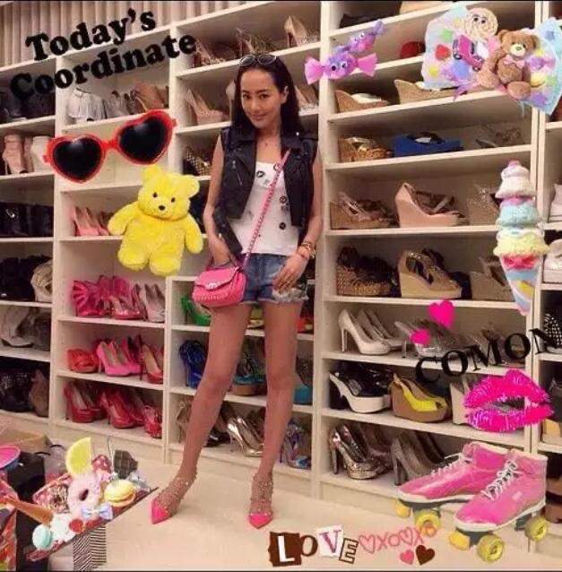 张雨绮和关颖的鞋子收藏得还比较整齐,大s的鞋柜简直乱得一塌糊涂