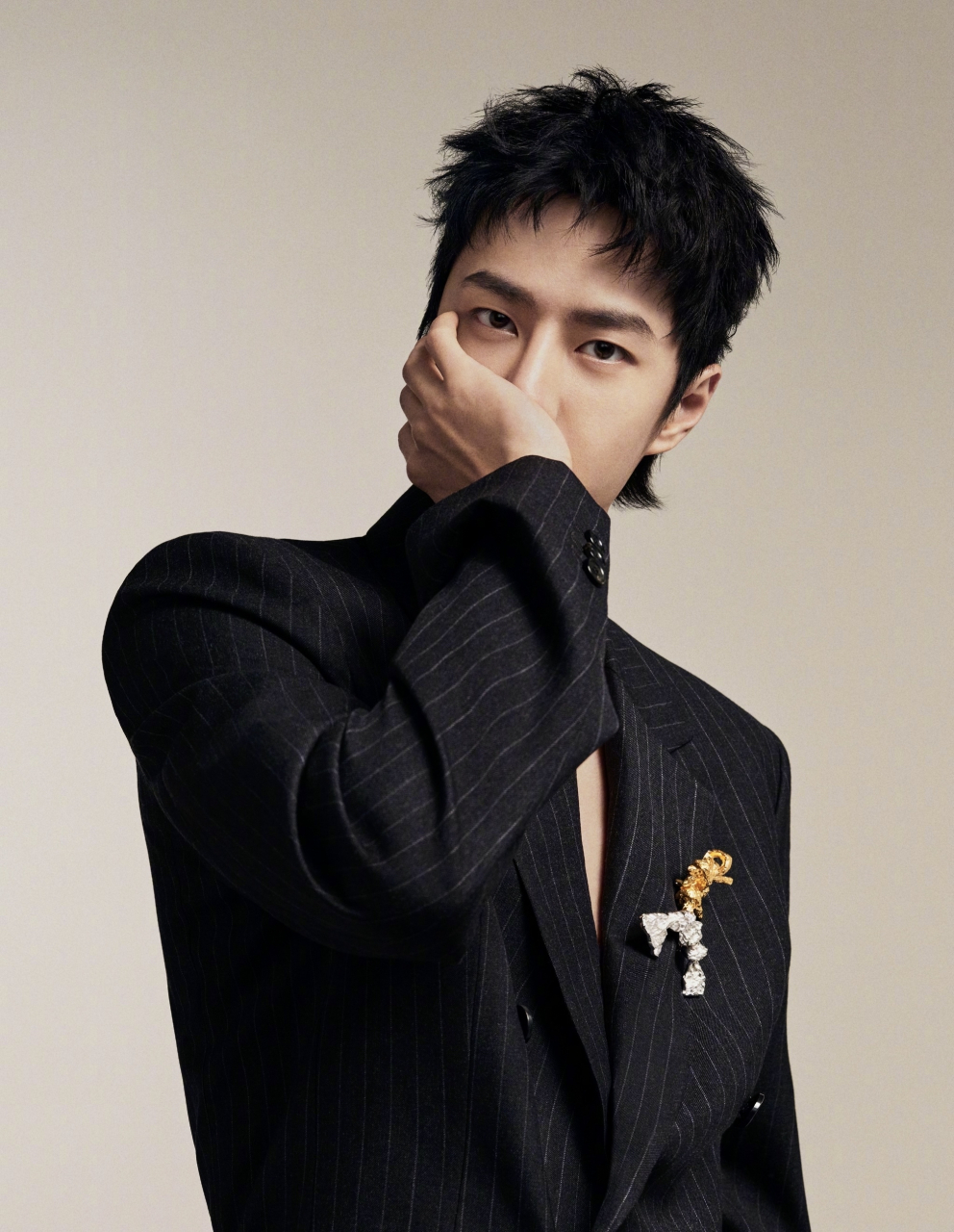 王一博成为罗意威全球品牌代言人,一身条纹西装帅出圈,时尚表现力绝了