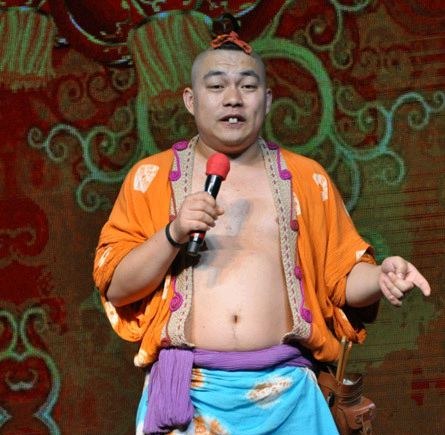 赵本山徒弟程野引争议!亲自接待芬兰女总理,赠送书法言辞不俗!