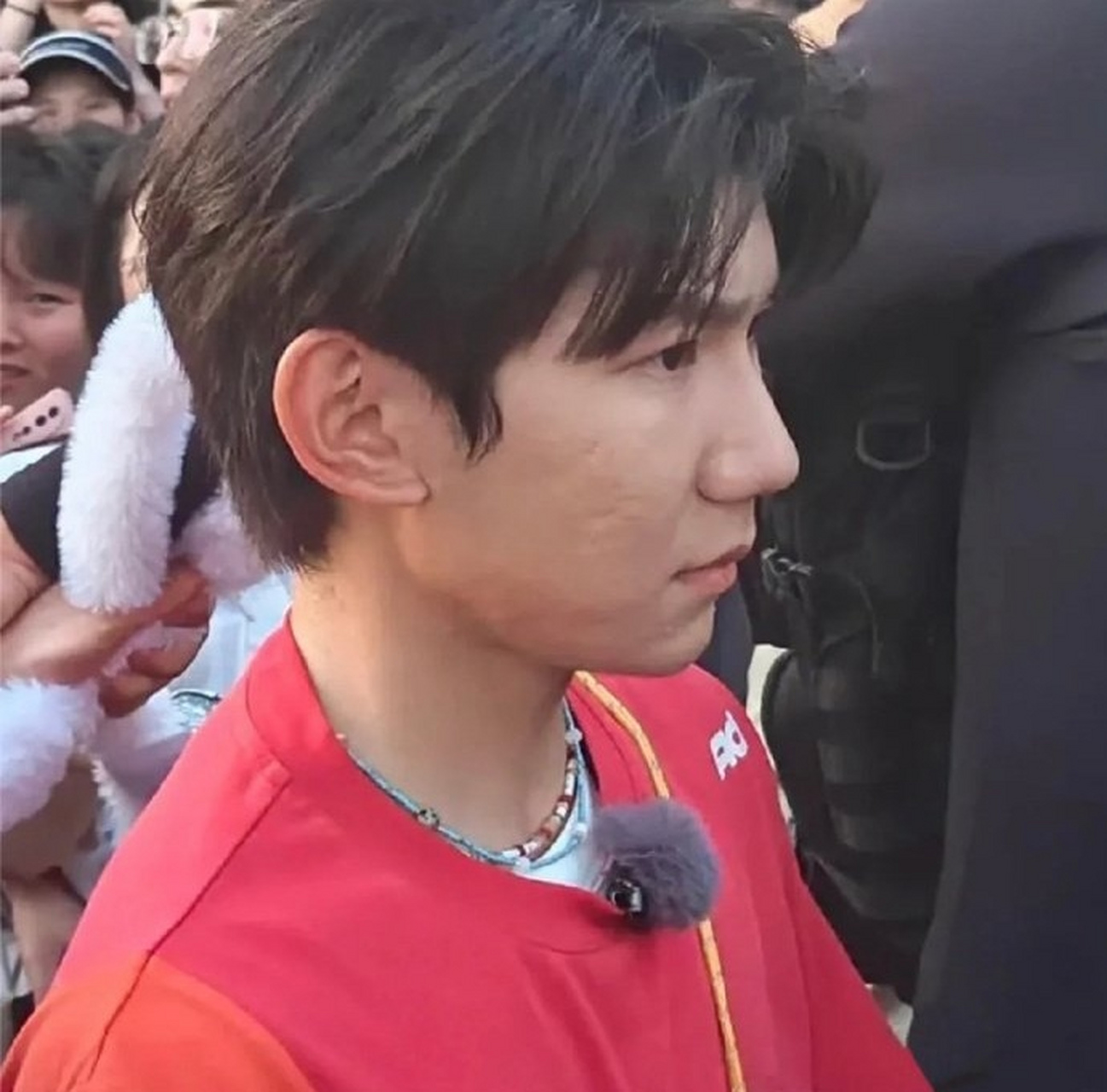 王源的这个痘坑脸啊,看着真的是有点子可怕啊,真的挺像月球表面的,和