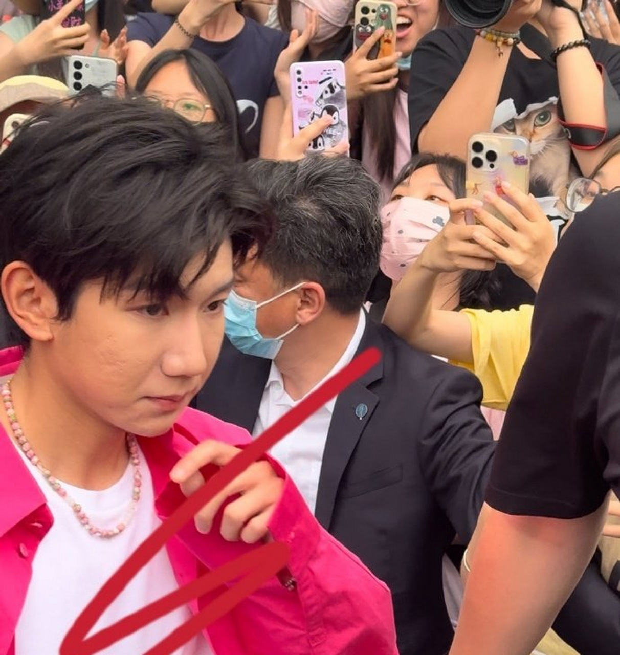 王源的这个痘坑脸啊,看着真的是有点子可怕啊,真的挺像月球表面的,和