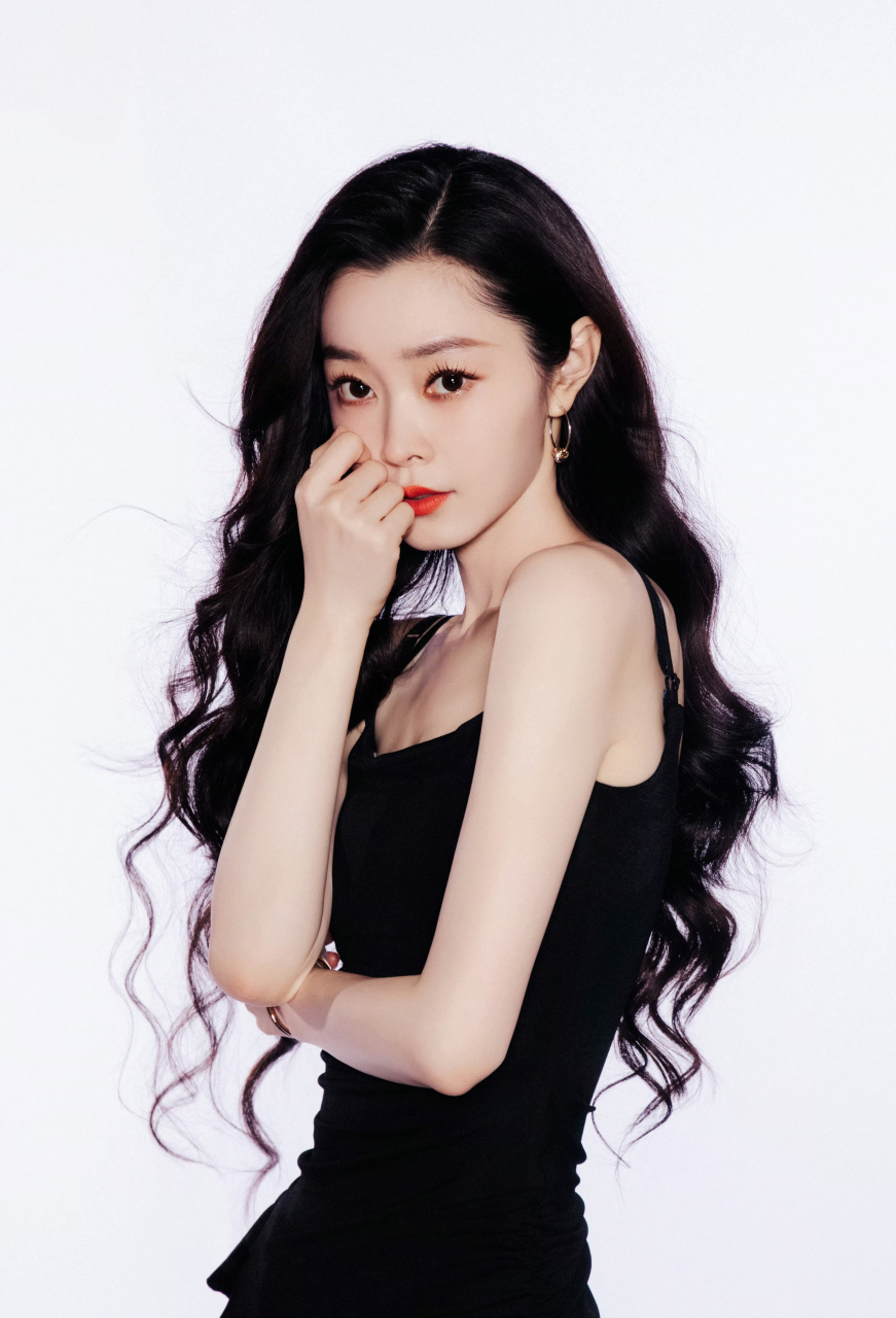 宋轶,黑色吊带上衣搭配紧身牛仔裤,红唇美人 美丽性感!