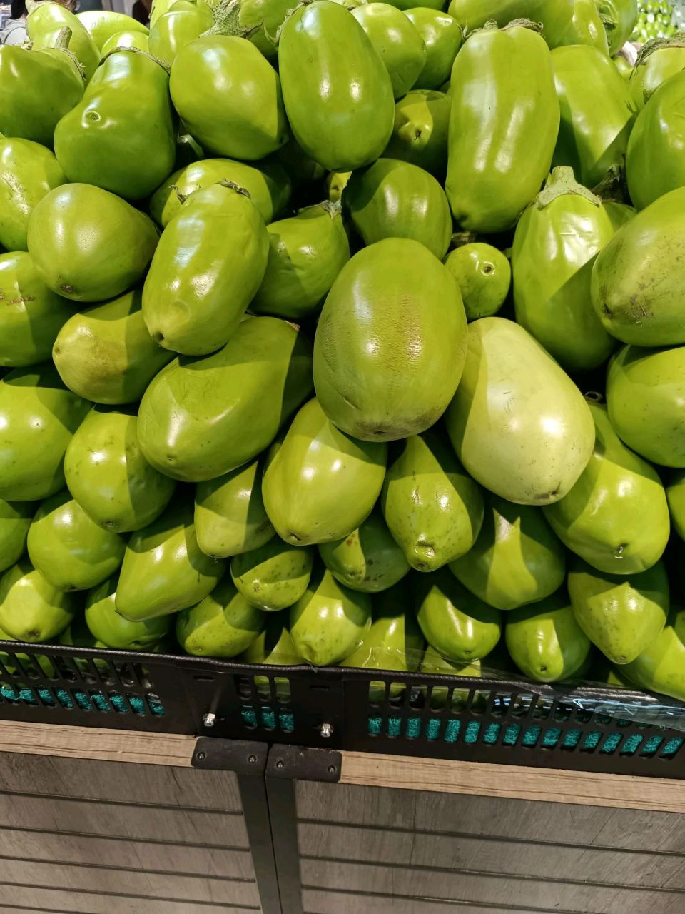 逛早市,看到一菜摊上摆了一堆绿油油的菜,菜摊老板说这是绿茄子,只有