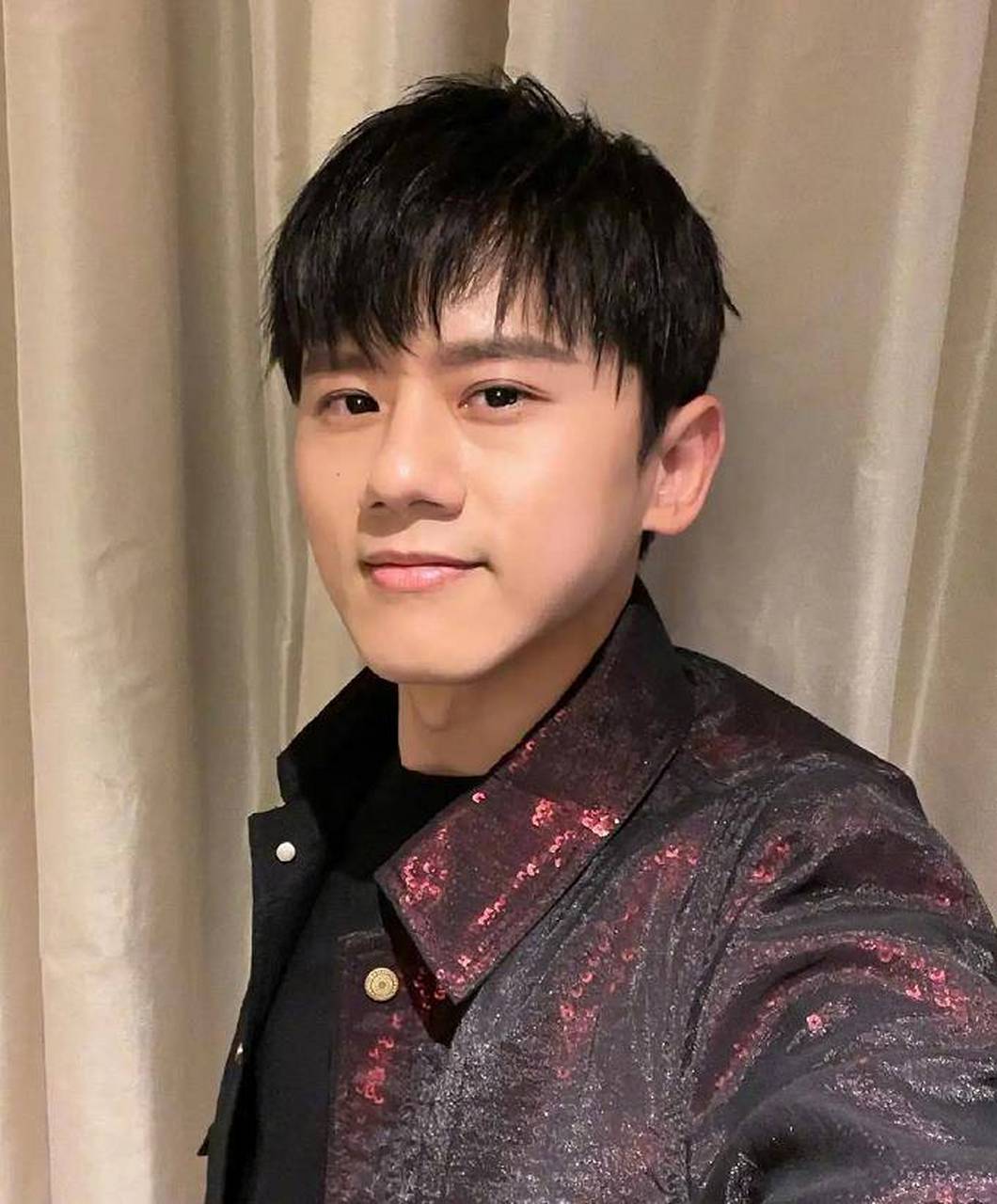 知名歌手张杰回应被鱼刺卡喉做手术的经历,医生差点没看出来,隔着屏幕