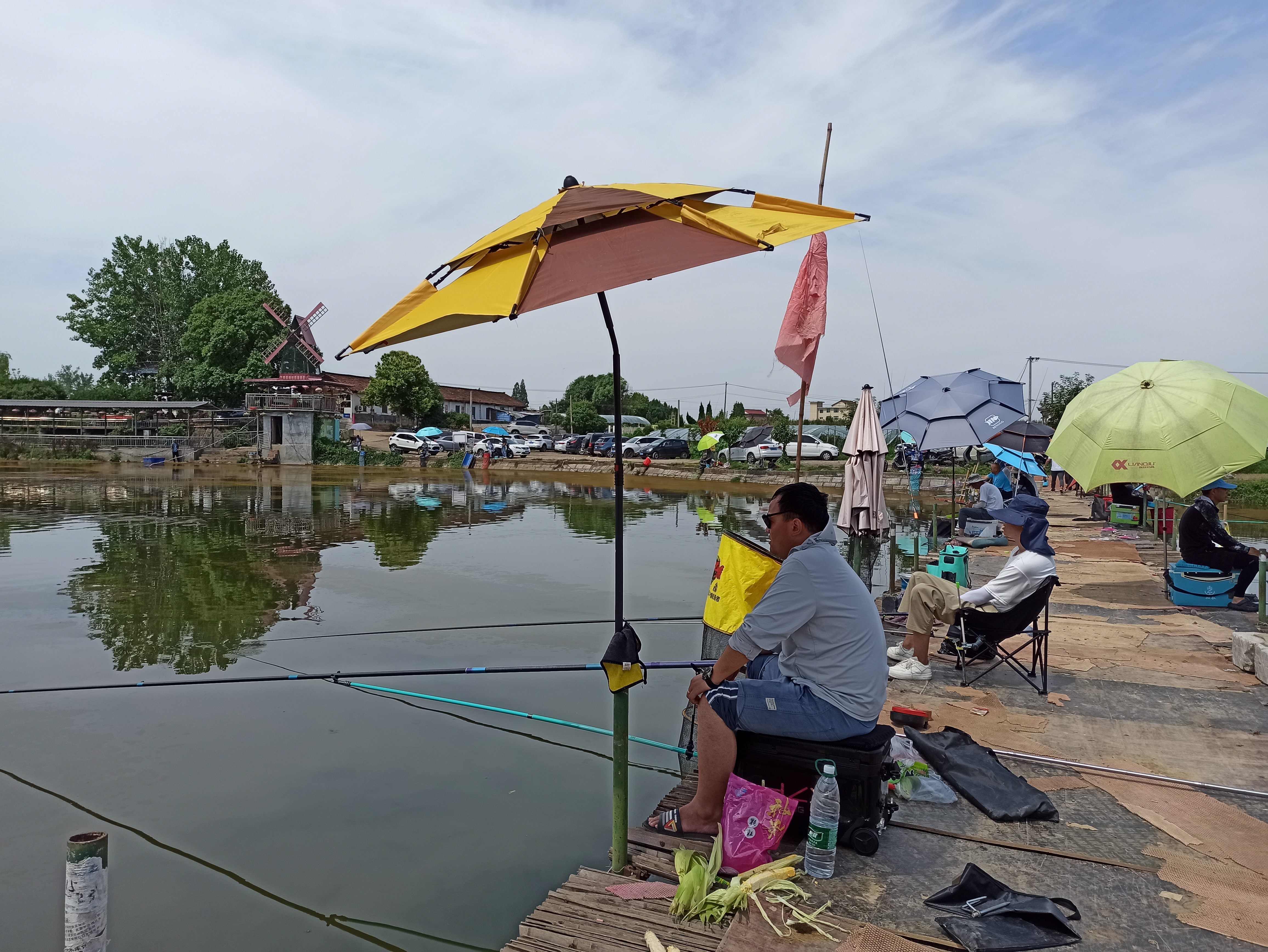 冲沟水库来垂钓,兴致盎然,不惧酷暑,精神可嘉,这就是钓鱼人的精神特质
