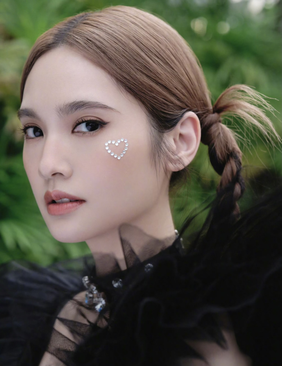 杨丞琳右脸痣,左眼爱心,真是会打扮.