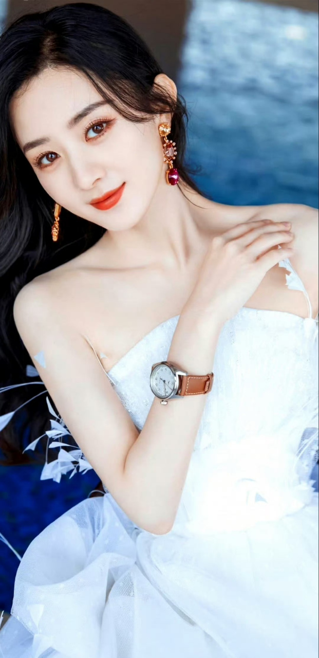 赵丽颖,白色抹胸裙,拖地纱裙摆,显得腿真长!