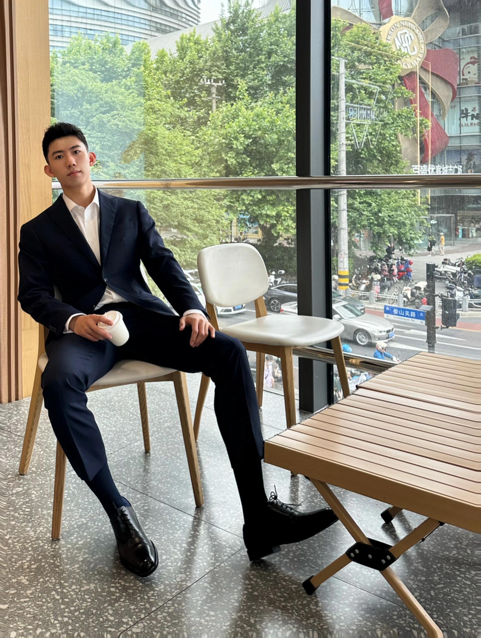 01年的正装职男,穿正装显得成熟稳重一些,更透露出对工作的尊重与热爱