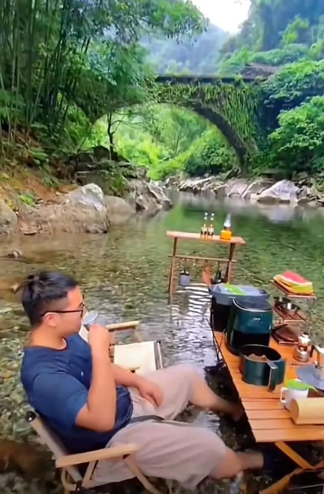 清澈的小溪摆上桌椅板凳锅瓦瓢盆样样俱全泡在冷水里在热天还真享受