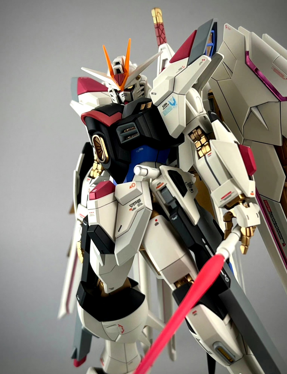 模型欣赏:模型师konpa制作的hgce非凡强袭自由高达,外甲配色进行了