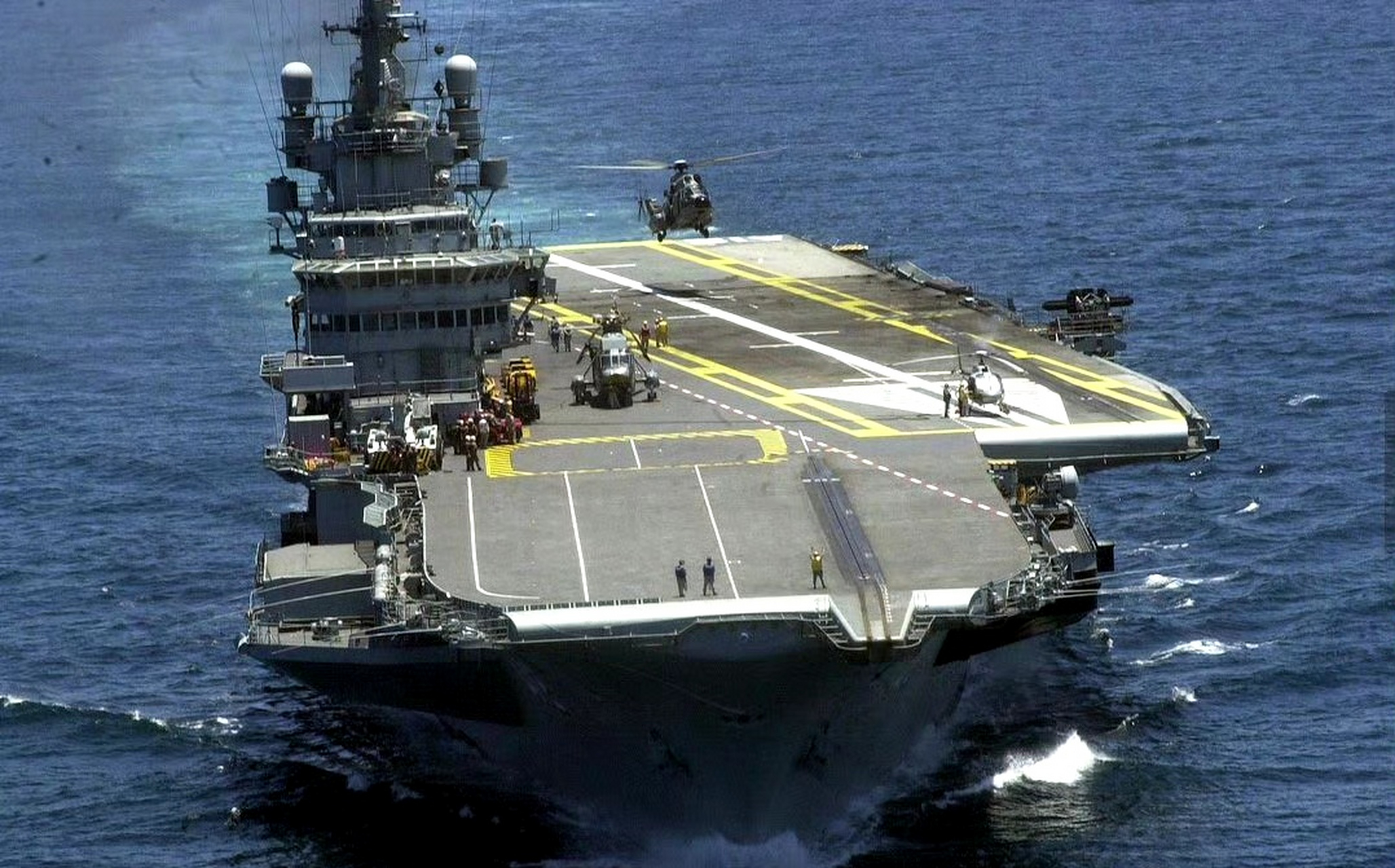 法国海军福熙号航空母舰,该舰是克莱蒙梭级航空母舰二号舰,该航母长