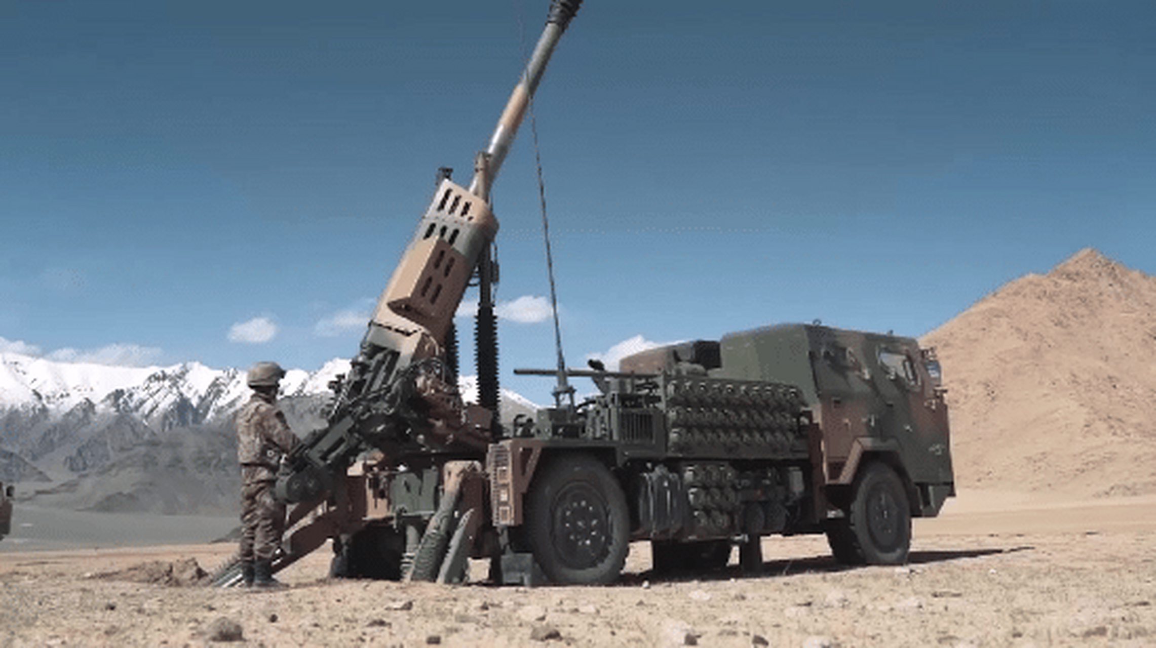 122mm车载榴弹炮进行70度最大射角射击.