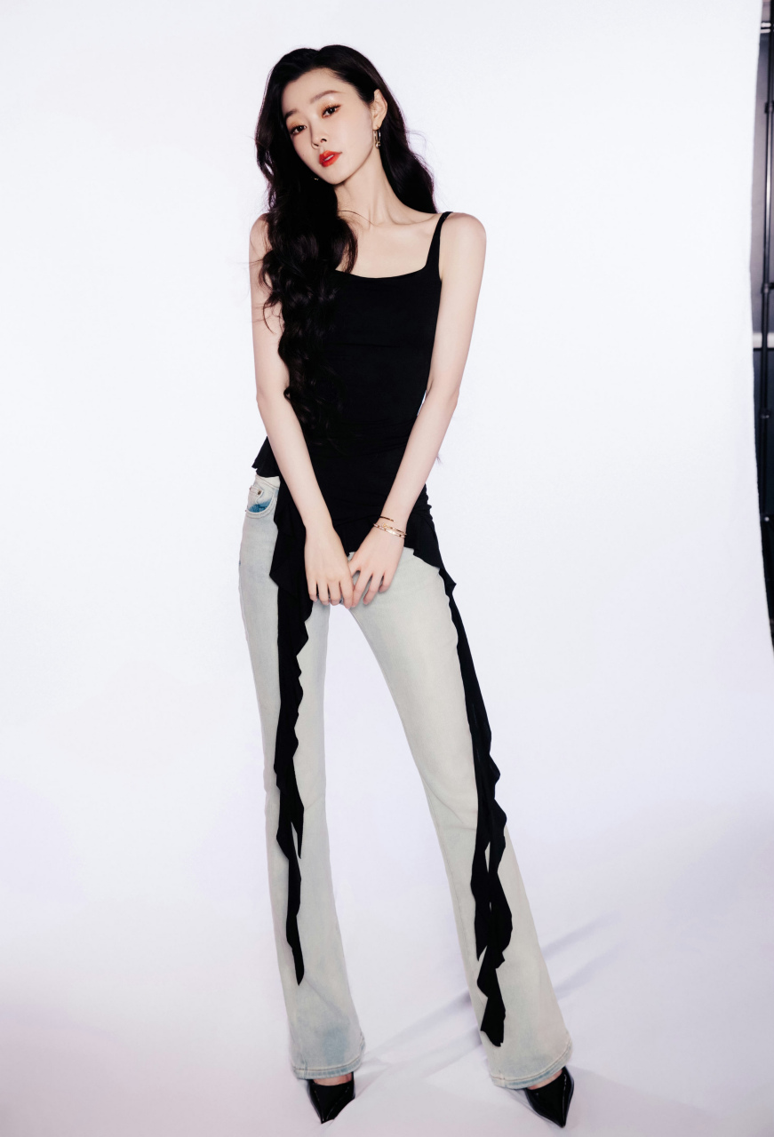 宋轶,黑色吊带上衣搭配紧身牛仔裤,红唇美人 美丽性感!