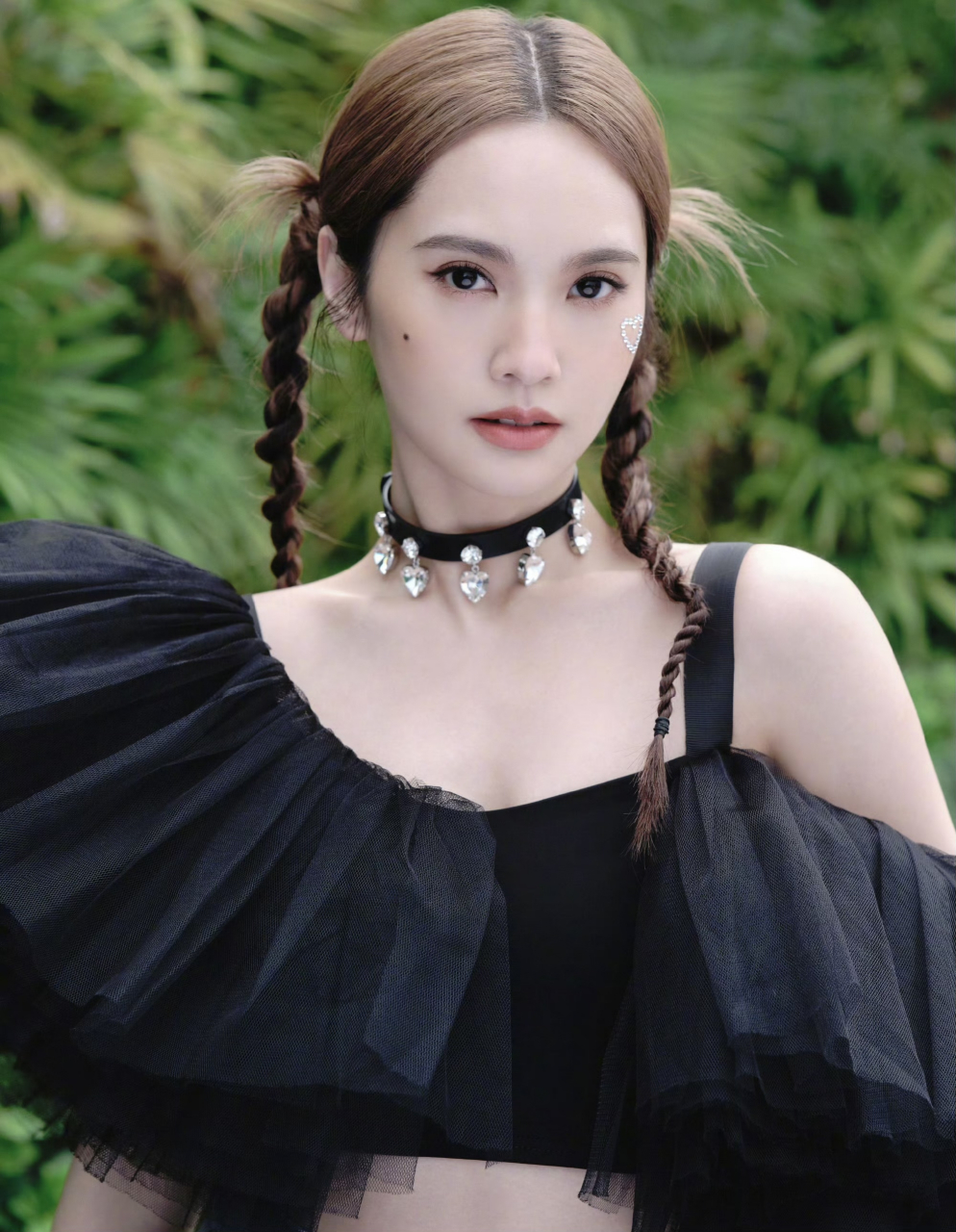 杨丞琳右脸痣,左眼爱心,真是会打扮.